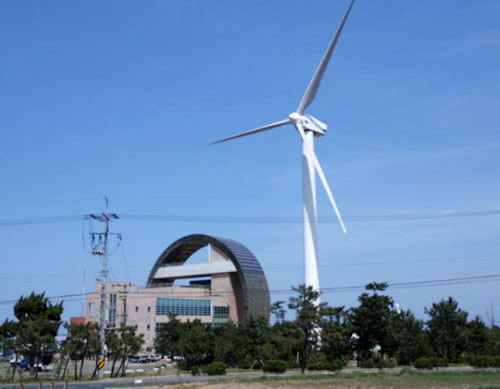 포항 남구 호미곶면 풍력발전기가 운영을 멈춘 채 방치돼 있다. 경북도는 고장이 잦아 더 이상 돌릴 수 없다고 판단, 풍력발전기를 철거하기로 했다. 포항 배형욱 기자 pear@msnet.co.kr