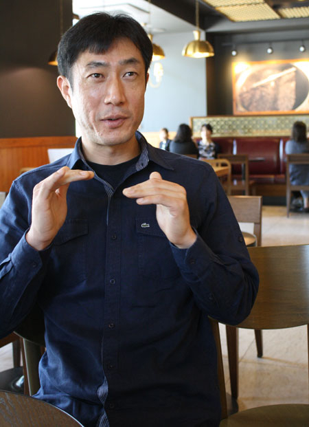 서문야시장에서 다문화 매대를 운영할 다문화일자리지원협회 소속 손형기 씨가 미고랭 판매를 통해 다문화 일자리를 만들고 외국인 방문객을 끌어들이겠다는 포부를 밝혔다.