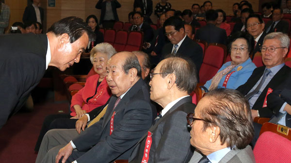 새누리당 홍문표 사무총장 권한대행이 17일 오후 국회 의원회관에서 열릴 예정이던 전국위원회에서 고문인 김수한 전 국회의장 등 당 원로 전국위원들에게 의결 정족수 부족으로 회의가 무산되었음을 설명하고 있다. 새누리당은 상임전국위원회와 전국위원회를 잇따라 열어 비상대책위 체제로 전환하고, 혁신특별위원회를 구성하려 했으나 의결 정족수 부족으로 회의 개최가 무산됨에 따라 불발됐다. 연합뉴스
