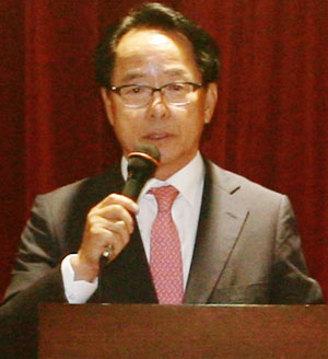 최근 열린 무애장학회 증서 수여식에서 남병주 이사장이 인사말을 하고 있다. 무애장학회 제공
