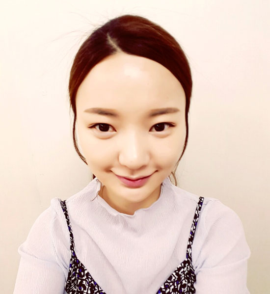 건조한 환경에서 가장 쉽게 얼굴의 촉촉함을 유지할 수 있는 무기가 바로 페이스 오일이다. 세안 후 페이스 오일을 이용해 한 겹의 보호막만 만들어 주면 수분을 지키는 데 도움이 된다. 수203 뷰티서비스 제공