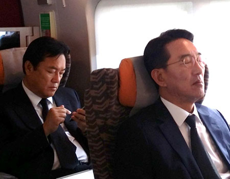 새누리당 정진석 원내대표와 청와대 현기환(오른쪽) 정무수석이 18일 오전 제36주년 5