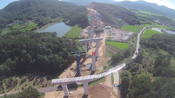 교통망만큼은 다른 어떤 분야보다 대구와 경북이 상생해야 한다는 것이 경북도의 일관된 입장이다. 대구와 경북이 따로 가는 교통망은 두 지역의 발전을 더디게 한다는 것이다. 사진은 상주~영천 고속도로 건설 현장. 이 고속도로 역시 대구와 관계없을 것 같지만 대구 주변 고속도로의 정체를 대폭 완화시켜 줄 전망이다. 경북도 제공