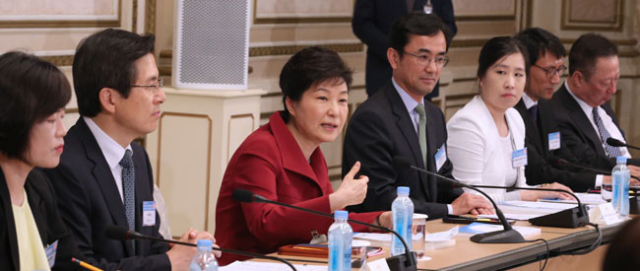 박근혜 대통령이 18일 오후 청와대에서 열린 제5차 규제개혁 장관회의에서 불합리한 규제 혁파를 강조하고 있다.연합뉴스