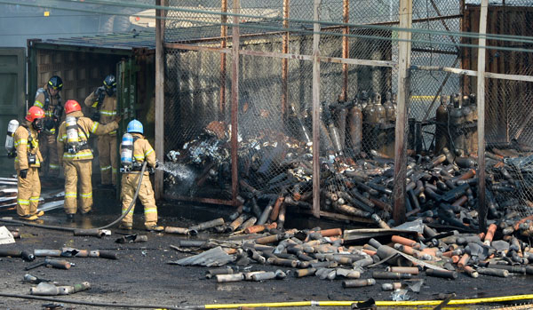 19일 오후 가스폭발 사고가 일어난 칠곡군 왜관읍 미군부대 캠프캐럴 의료창고에 불에 탄 가스 용기가 가득 쌓여 있다. 우태욱 기자 woo@msnet.co.kr