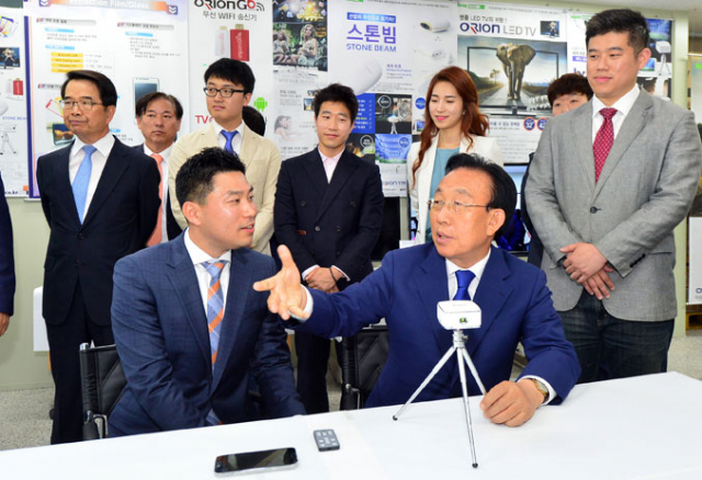 19일 김관용 경상북도지사는 구미 국가산업4단지 (주)오리온티엠을 찾아 청년창업 우수기업 현판을 걸어주고, 오리온티엠의 제품을 직접 사용해보면서 창업 성공을 응원했다. 경북도 제공