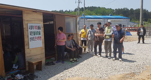 포항시 북구 흥해읍 흥안리의 멸치 건조장 운영을 앞두고 들꽃마을 최비오 시설장이 단식에 들어갔다. 배형욱 기자 들꽃마을 거주민 20여 명이 도영수산 멸치 건조장 입구를 막고 농성 중이다. 배형욱 기자