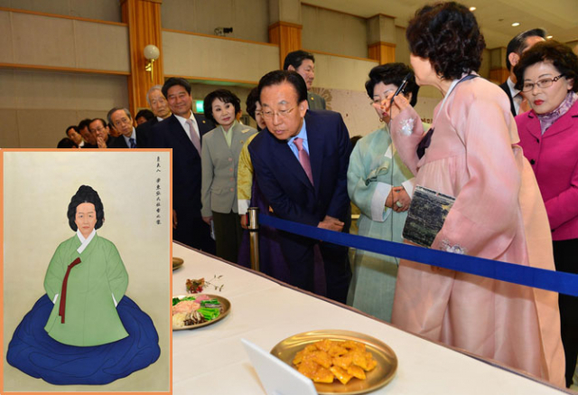 김관용 경북도지사가 2014년 4월 장계향 표준영정 지정 발표회에서 음식디미방 대표 메뉴들을 살펴보고 있다. 작은 사진은 장계향 선생 표준영정. 경북도 제공