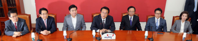 새누리당 정진석 원내대표가 20일 오전 국회 원내대표실에서 열린 원내지도부·중진 연석회의에서 모두 발언을 하고 있다. 왼쪽부터 이군현, 심재철, 원유철, 정진석, 이주영, 정병국, 나경원. 연합뉴스