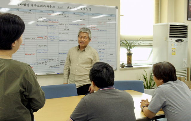 대구오페라하우스 배선주 대표가 직원들과 아침 회의를 열고 있다. 대구오페라하우스 제공