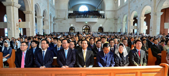 22일 오후 천주교대구대교구 주교좌 범어대성당 봉헌 예식에 많은 내빈들이 참석했다.(왼쪽부터 정태옥 국회의원 당선자, 주호영 국회의원, 김부겸 국회의원 당선자, 이동희 대구시의회 의장, 김관용 경북도지사, 김 지사 부인 김춘희 여사, 권영진 대구시장. 김영진 기자 kyjmaeil@msnet.co.kr