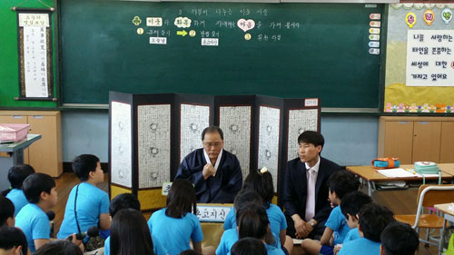 대구 달산초가 최근 도덕 수업 시간에 마을 어르신을 모시고 
