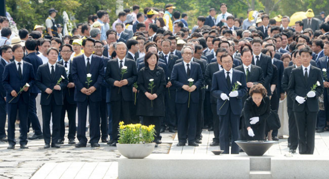 노무현 전 대통령 서거 7주기 추도식이 열린 23일 오후 김해시 진영읍 봉하마을 노 전 대통령 묘역에서 권양숙 여사가 분향하고 있다. 김승권 기자