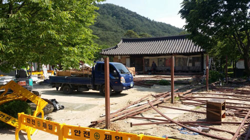 영주시가 불법 비닐하우스 가설건축물을 철거하고 있다. 마경대 기자.