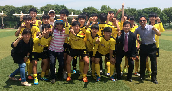 21~23일 열린 2016 클럽대항 청소년 생활체육 축구대회에서 우승한 대구 함지고 선수단이 기념촬영하고 있다. 대구시체육회 제공