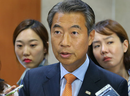 새누리당 정종섭 당선자(대구 동갑) 가 24일 오후 국회 정론관에서 19대 국회 마지막 본회의에서 통과된 국회법 일부 개정안(상시청문회법)과 관련해 위헌 소지가 있다는 취지의 기자회견을 한 뒤 취재진의 질문을 받고 있다. 연합뉴스