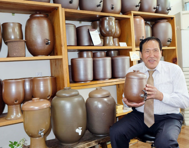 청유당 김한상 대표가 사무실에서 토담샘 정수기의 효능에 대해 설명하고 있다. 박노익 선임기자 noik@msnet.co.kr