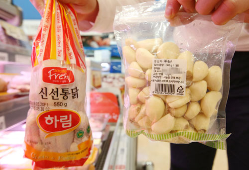 마늘이 1년 전보다 2배 정도 높은 가격으로 고공행진을 이어가고 있다. 대형마트에선 국내산 깐마늘(300g)이 3천680원에, 닭고기(550g)는 2천900원에 판매되고 있다. 연합뉴스