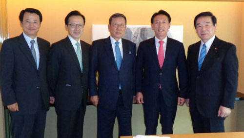 지난 22일 제20대 국회 한일의원연맹 소속으로 일본 도쿄를 찾은 김석기(오른쪽에서 두 번째) 당선자가 유흥수(가운데) 주일본대사와 일
