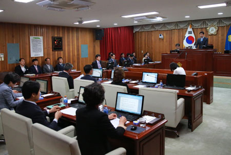 울진군의회가 제211회 임시회 제3차 본회의를 열고 올해 추가경정 예산안을 심사하고 있다. 울진군의회 제공