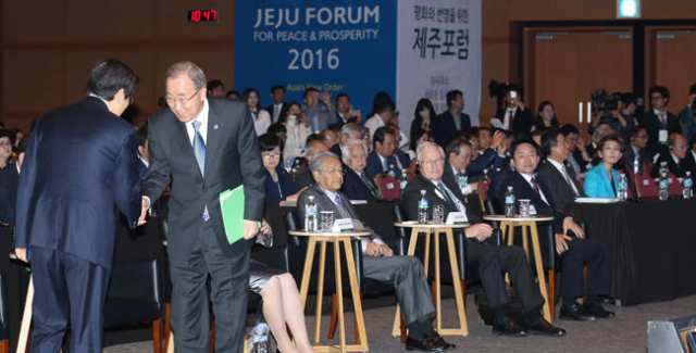 26일 제주도 서귀포시 제주국제컨벤션센터에서 열린 제주포럼에서 반기문 UN 사무총장이 참석자들과 인사하고 있다. 연합뉴스
