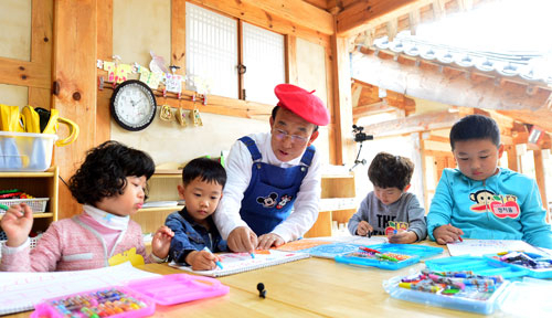 할매할배의 손자 손녀 양육의 의미를 되새기고자 지난해 10월 22일 김관용 경북도지사가 의성 사촌마을의 서원을 찾아가 7살 어린이들에게 미술을 지도했다. 경북도 제공