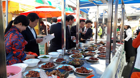 김천 평화시장에서 야시장 먹거리 시식회를 하는 모습. 김천시 제공