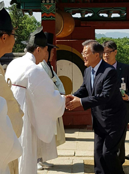 문재인 전 더불어민주당 대표가 27일 오전 안동 도산서원을 찾아 서원관계자들과 인사하고 있다. 문 전 대표는 퇴계 이황 선생 위패에 참배했다. 연합뉴스
