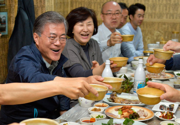 문재인 전 더불어민주당 대표가 27일 안동 옥동의 한 음식점에서 20대 총선 더불어민주당 경북지역 낙선자들과 저녁식사를 하며 건배하고 있다. 우태욱 기자 woo@msnet.co.kr