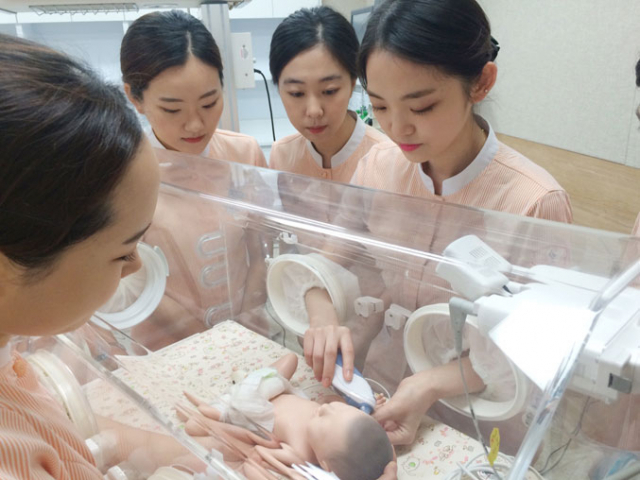 계명문화대 간호학과 학생들이 학교 실습실에서 실습 중이다. 계명문화대 제공