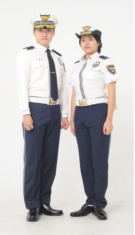 경찰청은 오는 6월 1일부터 전국의 경찰관들이 개선된 여름(夏) 근무복을 착용한다고 밝혔다. 개선 경찰 근무복은 경찰의 신뢰성을 부각하고, 최신 소재와 인체공학적 패턴을 적용하여 경찰업무 특성에 맞도록 기능성과 활동성을 강화하는 데 중점을 두었다. 개선 경찰 근무복 상의(上衣) 색상은 일반경찰은 청록색, 교통경찰은 아이보리 화이트(사진)로 했으며, 바지는 일반과 교통경찰 모두 남색(네이비) 기조를 유지했다. 연합뉴스
