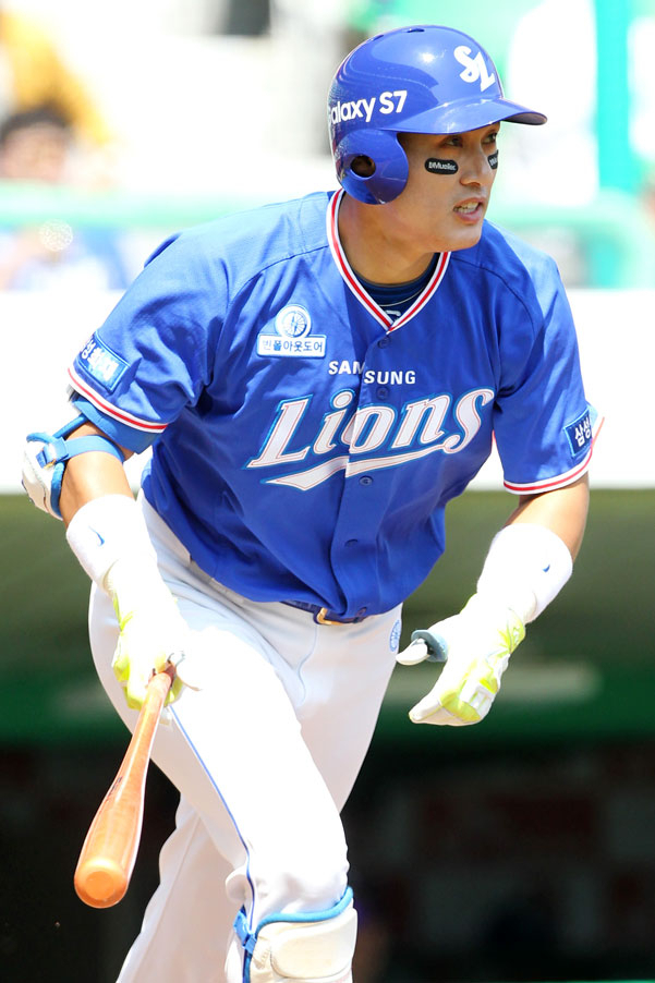 삼성 라이온즈의 이승엽이 29일 인천 SK 행복드림구장에서 열린 2016 프로야구 SK 와이번스와의 경기 2회초 무사 만루 때 2타점 적시타를 치고 있다. 삼성 라이온즈 제공