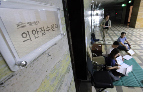 20대 국회 개원을 하루 앞둔 29일 오후 국회 의안접수센터 앞에서 더불어민주당 박정 당선인과 새누리당 배덕광 의원의 보좌관들이 각각 