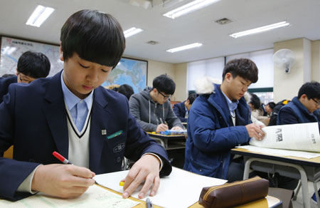 지난 3월 10일 전체 고교생을 대상으로 치러진 올해 첫 연합학력평가 모습. 연합뉴스