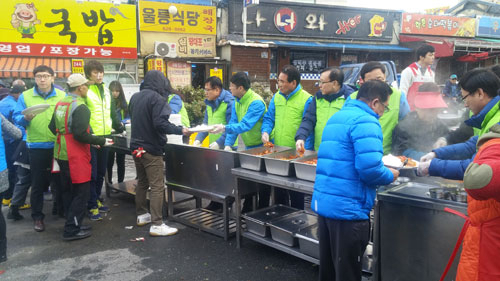 금복복지재단은 자원봉사에 뜻있는 대구시민들을 대상으로 제1기 사랑나눔봉사단원을 모집한다. 금복복지재단의 무료급식 봉사 모습. 금복복지재단 제공