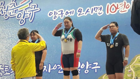 구미여중의 박수진이 30일 열린 제45회 전국소년체전 역도 여중부 75kg급 이상에서 3관왕을 차지했다. 경북체육회 제공
