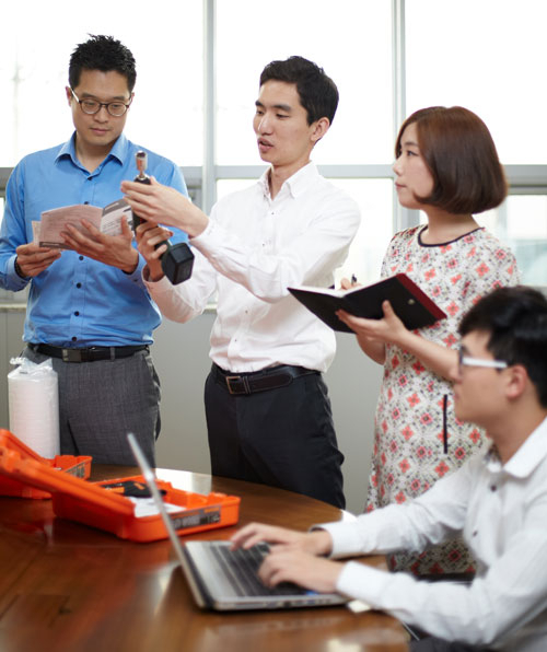 (주)서브원 임직원들이 중소기업 관계자들과 함께 신제품 개발에 대한 의견을 나누고 있다. 2. (주)서브원은 대구경북을 비롯해 전국 공부방 어린이들에게 