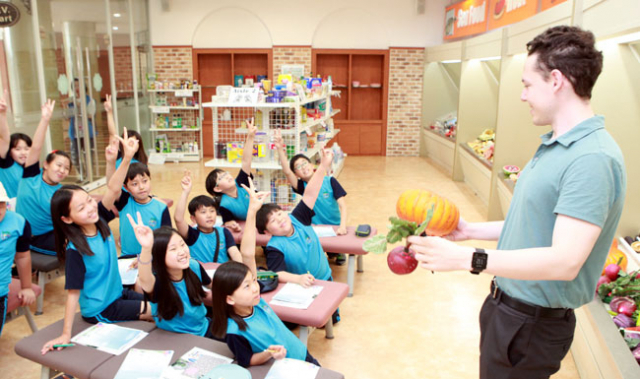 달서구 한샘초등학교 5학년 학생들이 25일 대구경북영어마을을 찾아 식료품가게에서 채소와 과일에 대한 설명을 듣고 구입하는 상황체험을 하고 있다. 대구경북영어마을 제공