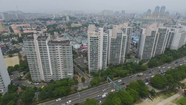 31일 대구 낮 최고 기옥이 30.8도까지 오르는 등 어제에 이어 한여름 더위가 이어졌다. 장성혁기자
