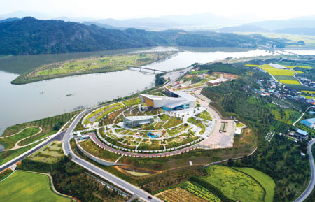 낙동강 문화관광도시로 변모하는 상주 낙동강관광벨트 항공사진. 낙동강을 중심으로 국립낙동강생물자원관과 경천섬 등이 보인다. 상주시 제공