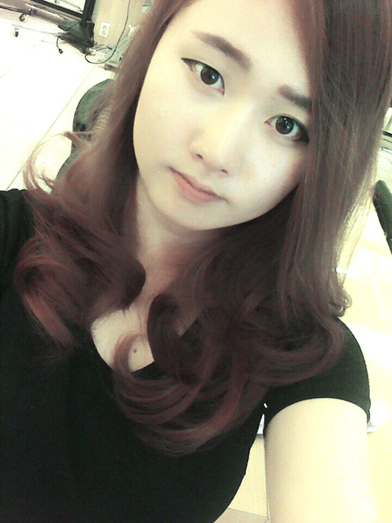 얼굴이 둥근 여성들은 앞머리를 짧게 잘라 세로 선을 만들어준 후 롱 웨이브를 하면 얼굴도 갸름해 보이면서 여성스러운 분위기를 연출할 수 있다. 수203 뷰티서비스