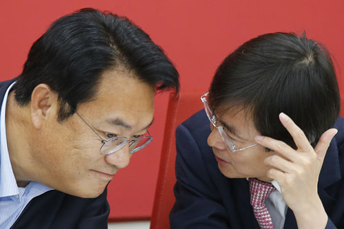 새누리당 정진석 원내대표가 1일 오전 국회에서 김해공항 가덕 이전 시민추진단 면담 도중 조경태 의원(부산 사하)과 대화하고 있다. 연합뉴스