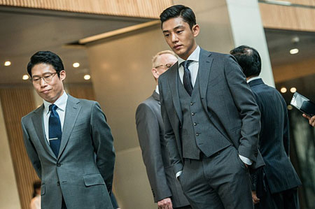유아인(엄홍식)