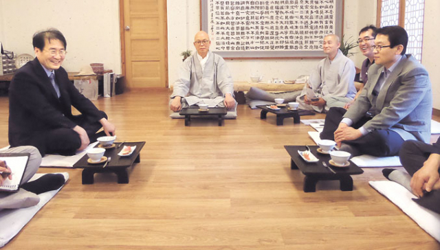 대구지방조달청이 2일 대구시, 동화사와 함께 템플스테이 체험학습 프로그램을 개발하고, 학교나 공공기관이 이런 관광 상품을 편리하게 이용할 수 있도록 상품 개발에 나선다고 밝혔다. 대구지방조달청 제공