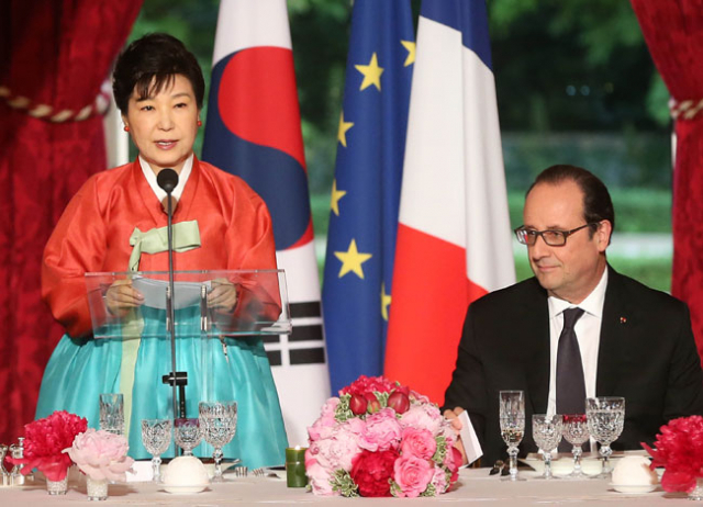 박근혜 대통령이 3일 오후(현지시간) 파리 엘리제궁에서 열린 국빈만찬에서 인사말을 하고 있다. 2016.6.4