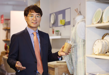 대구혼수협동조합 이사장이자 텍스빌 내 (주)대구가구프라자 대표인 안상준 씨가 대구혼수협동조합원의 출자금을 증자해 만든 OK생활용품관을 소개하고 있다. 텍스빌 제공