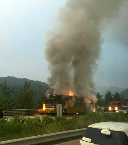 4일 오후 문경시 문경읍 문경새재 부근 서울 방향 중부내륙고속도로에서 운전기사, 승객 등 44명을 태우고 달리던 전세 버스에서 불이 나 승객이 긴급 대피하는 일이 벌어졌다. 독자 제공