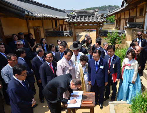 지난달 29일 반기문 유엔 사무총장이 안동 하회마을의 서애 류성룡 선생 고택을 찾아 방명록에 글을 남기고 있다. 경북도는 류성룡 선생 등 경북의 인물, 사상을 새로운 인문 콘텐츠로 개발하고 관광자원화하는 다양한 사업을 추진하고 있다. 매일신문 DB