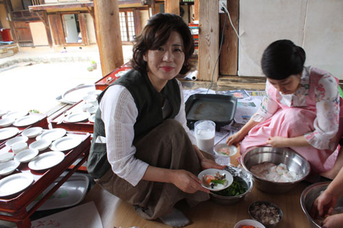 지난달 29일 반기문 유엔 사무총장의 안동 하회마을 방문 당시 오찬 준비를 맡은 서애 15대 이혜영 종부가 접빈객 상차림을 준비하고 있다. 전종훈 기자