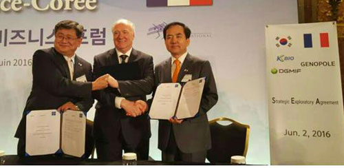 이재태(오른쪽) 대구경북첨단의료산업재단 이사장과 프랑스 제노폴(가운데) 대표, 선경 오송첨단의료산업진흥재단 이사장은 협력을 위한 SEA를 체결했다. 대구시 제공